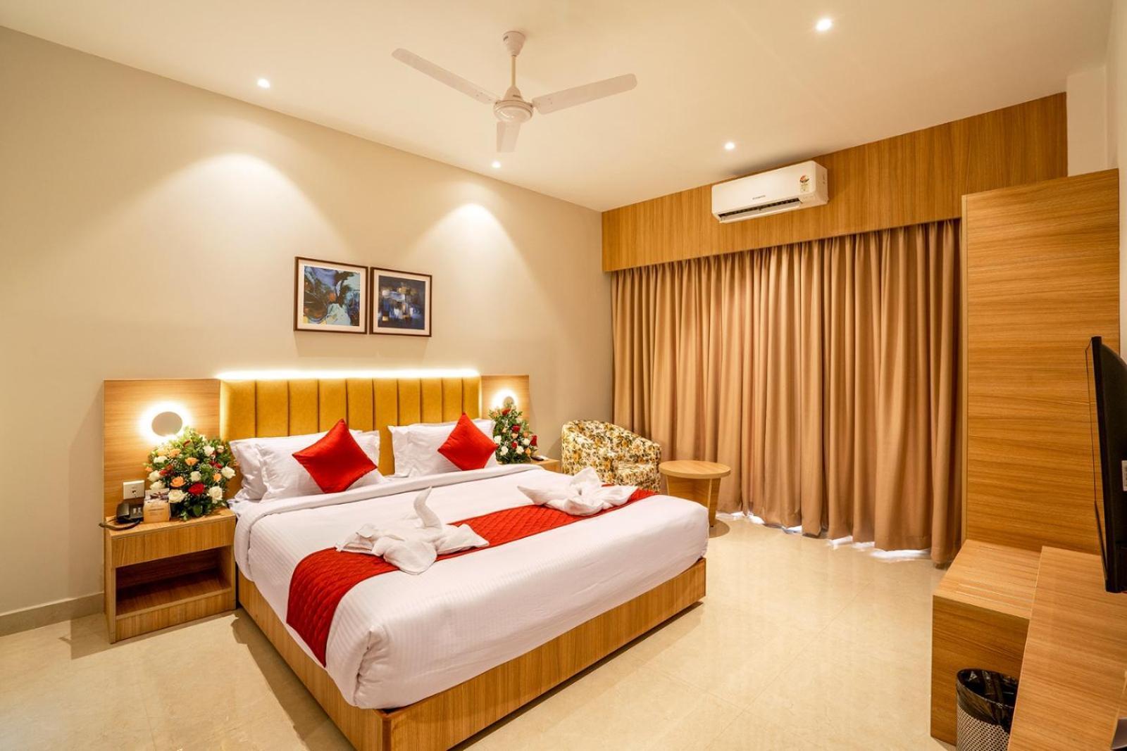 Hotel Grand Avenue Pambadi Экстерьер фото