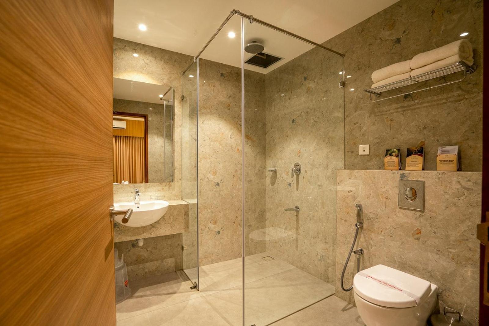 Hotel Grand Avenue Pambadi Экстерьер фото