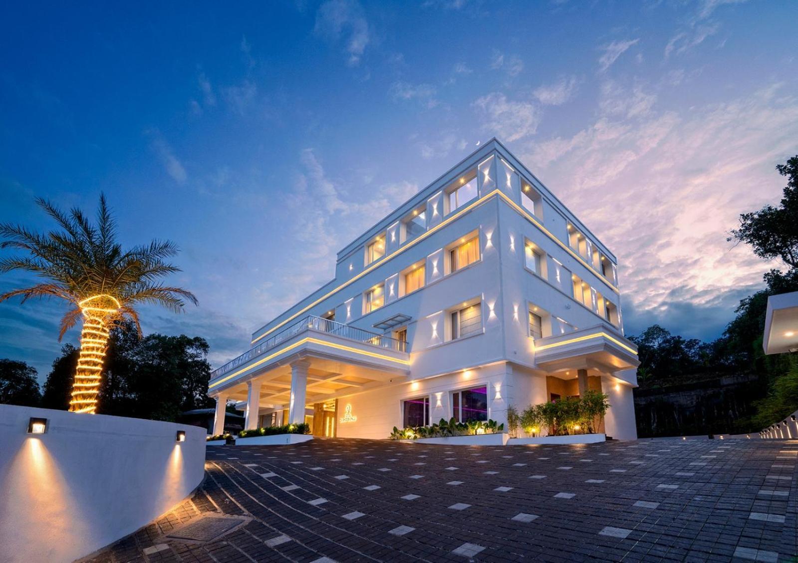 Hotel Grand Avenue Pambadi Экстерьер фото